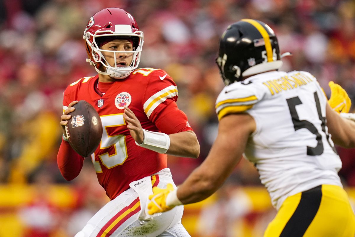 Kansas City Chiefs quarterback Patrick Mahomes rolls out to throw against Pittsburgh Steelers outside linebacker Alex Highsmith during the first half at GEHA Field at Arrowhead Stadium.&nbsp;