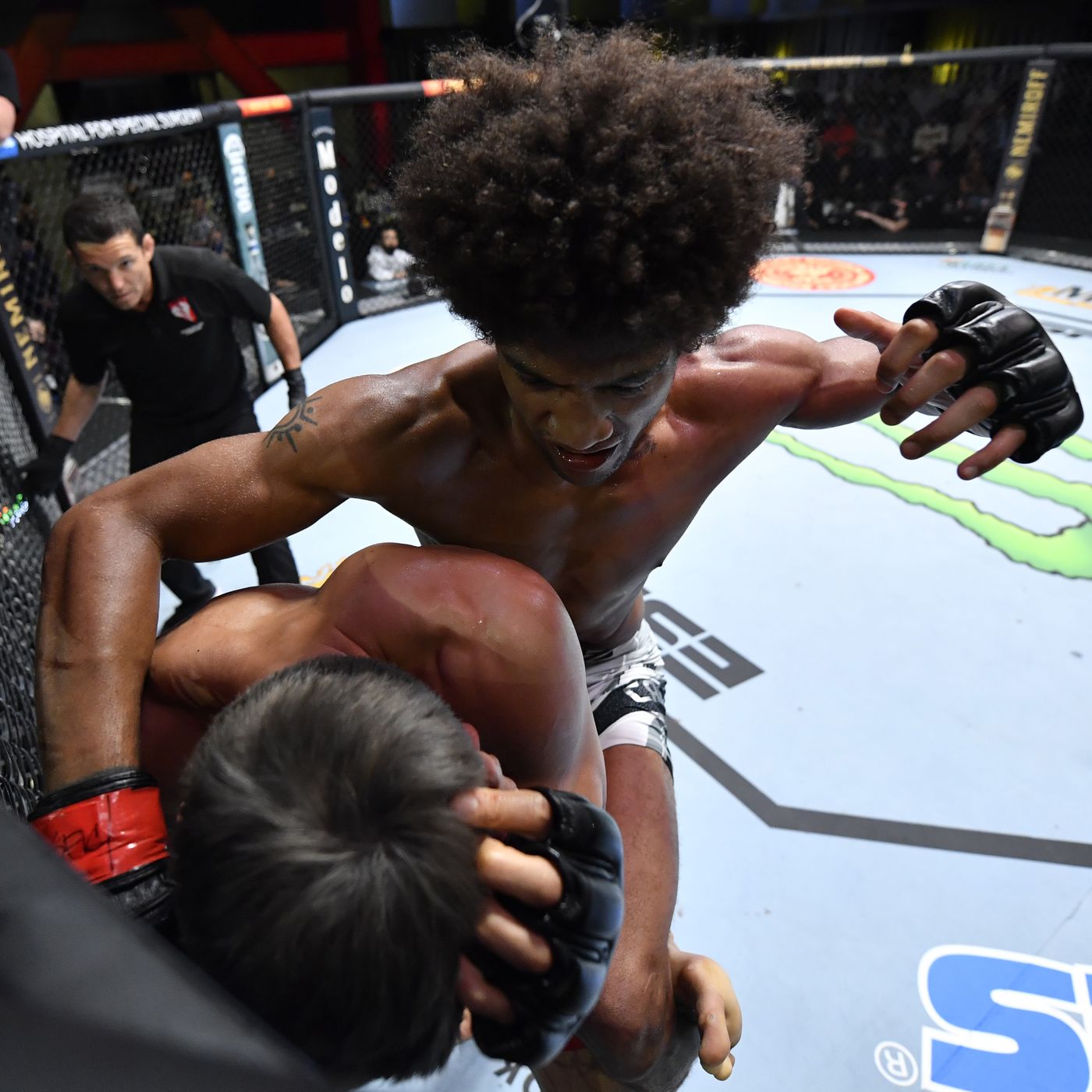 Submission! Watch Alex Caceres choke out Seung Woo Choi at UFC Vegas 41 -  MMAmania.com