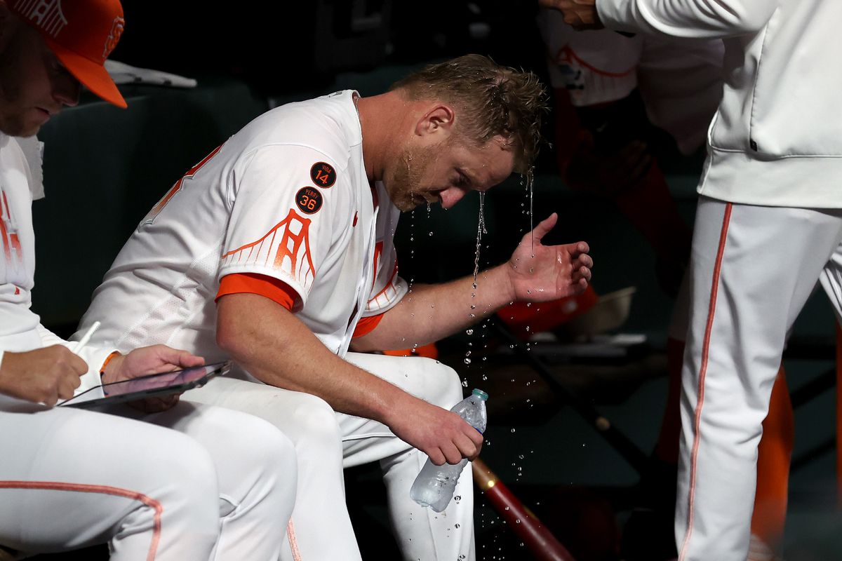 Alex Cobb of the San Francisco Giants pours water over his head after the eighth inning of their game against the Cincinnati Reds at Oracle Park on August 29, 2023 in San Francisco, California.