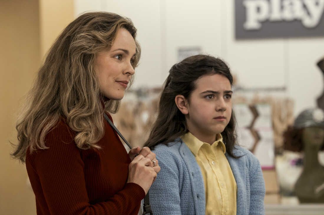Rachel McAdams as Barbara Dimon and Abby Ryder Fortson as Margaret Simon in Are You There God? It’s Me, Margaret.