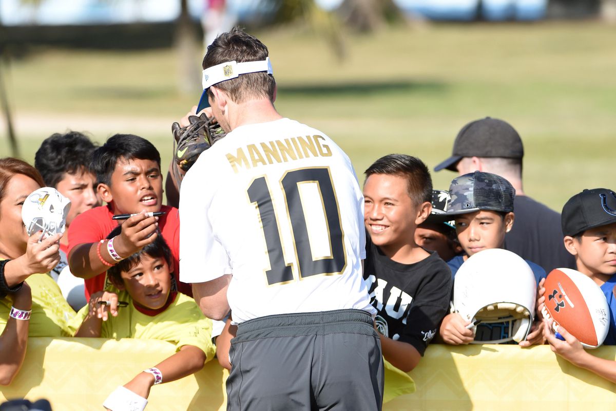 Eli Manning signs autographs for fans at a Pro Bowl practice