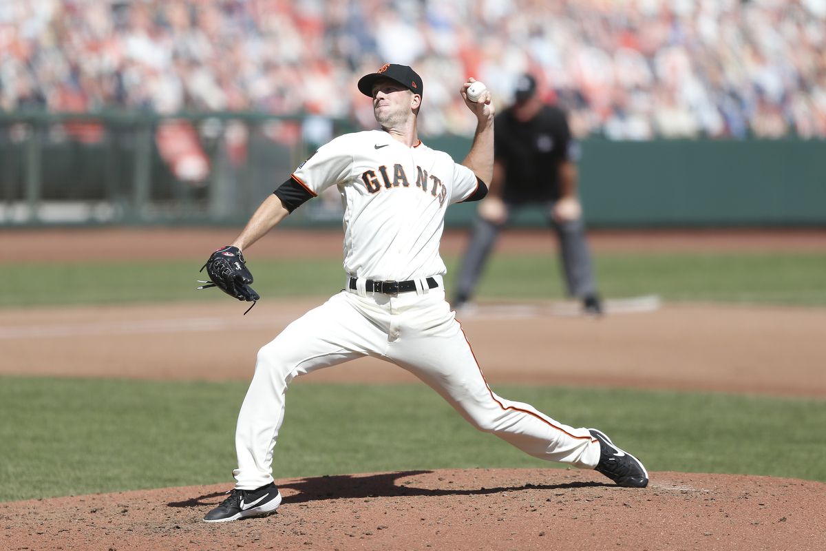 Drew Smyly #18 of the San Francisco Giants pitches against the San Diego Padres at Oracle Park on September 27, 2020 in San Francisco, California.