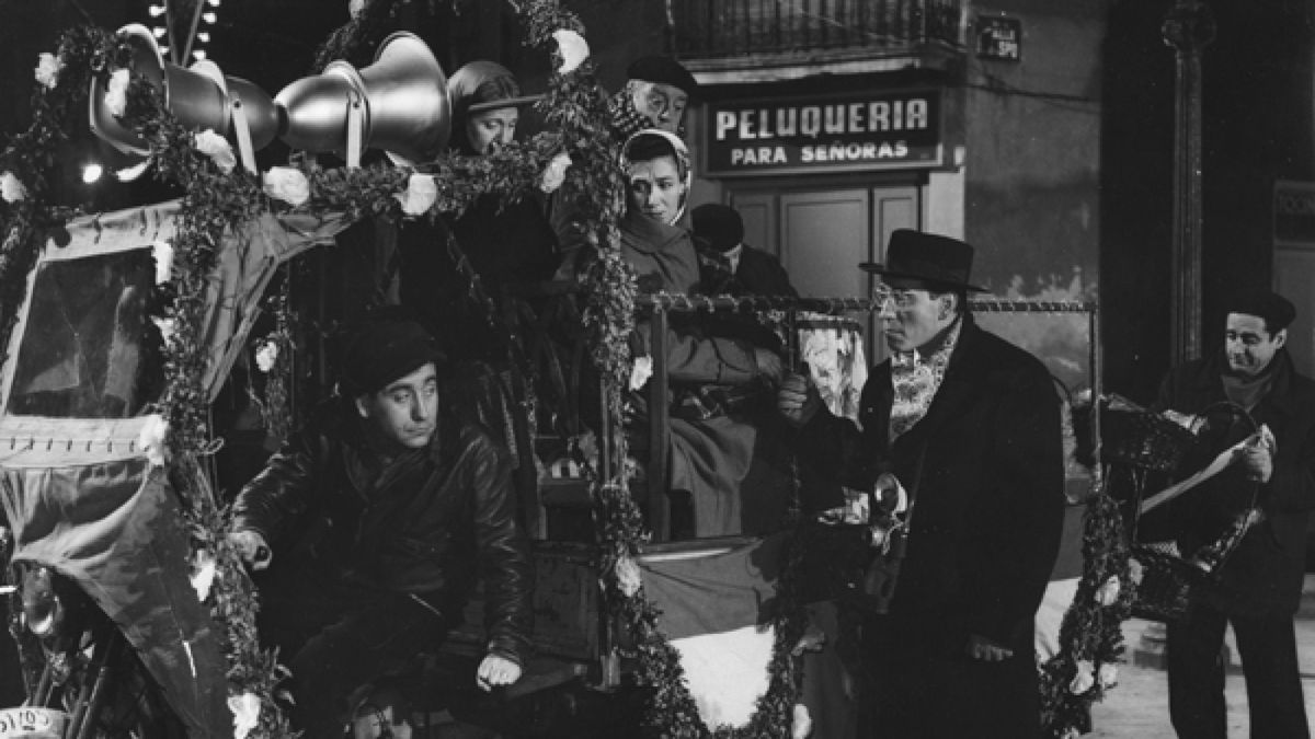 Plácido: Men gather around a Christmas car
