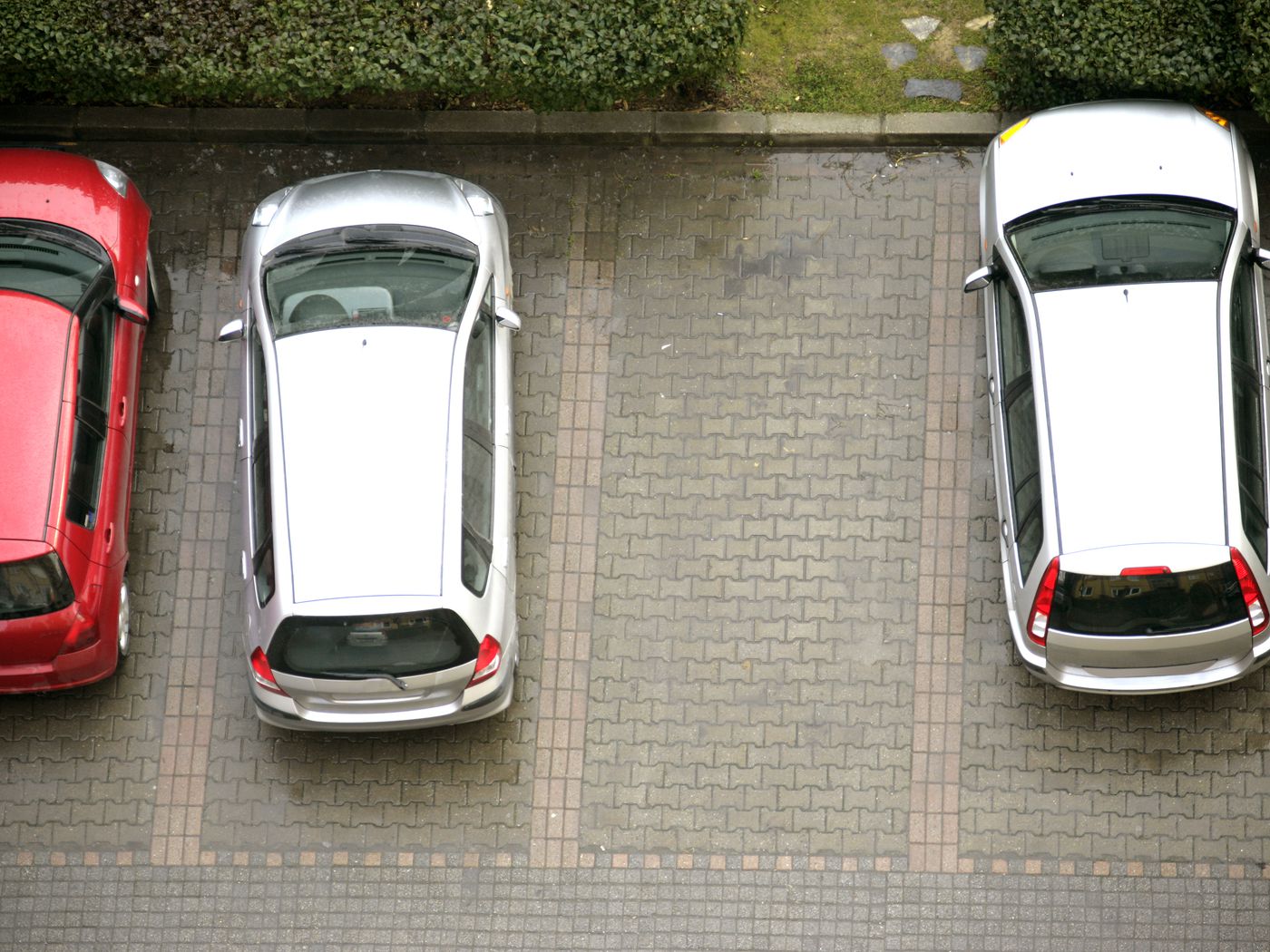 It's much safer to back into parking spaces. Why don't we do it? - Vox