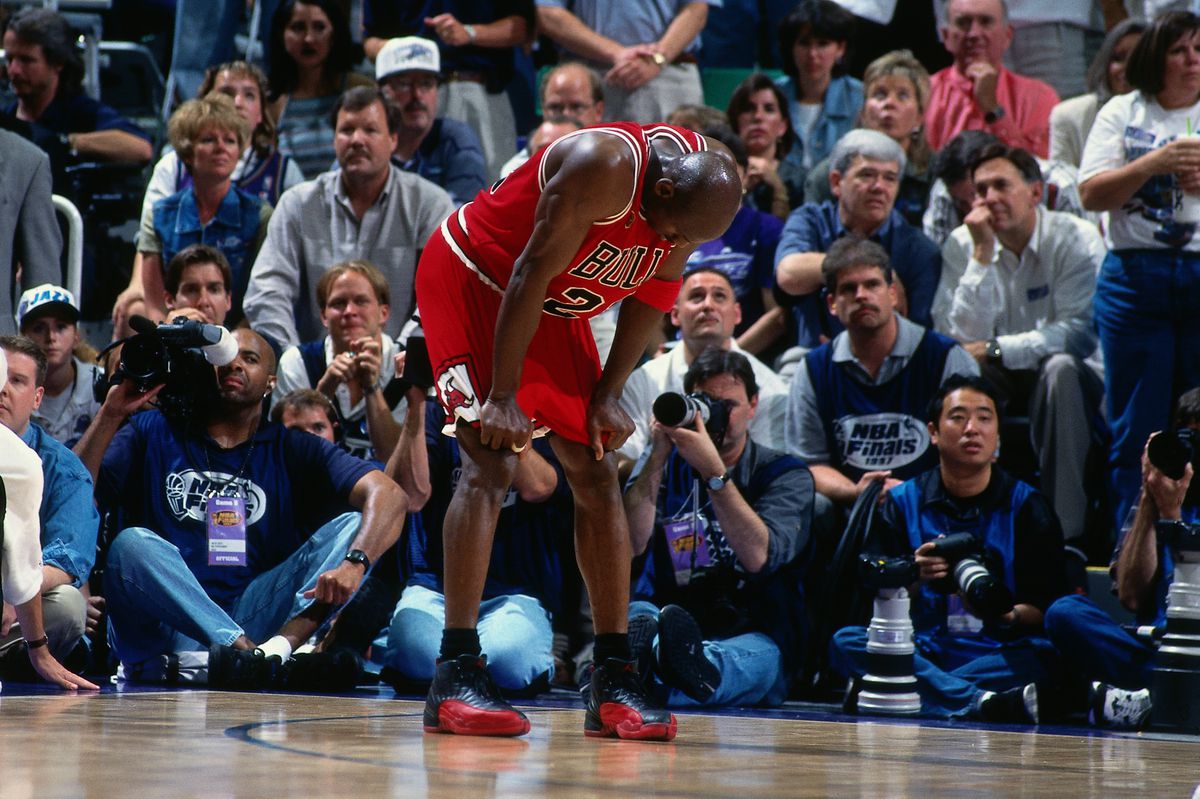 Michael Jordan membungkuk dengan tangan di lutut di Game of the 1997 NBA Finals