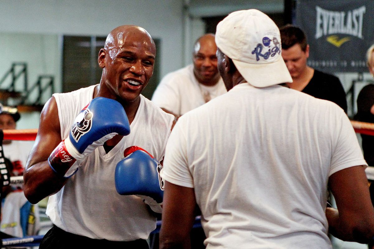 LAS VEGAS, NV - JULY 21:  Floyd Mayweather during a training session at his gym in Chinatown on July 21, 2011 in Las Vegas, Nevada.  (Photo by Scott Heavey/Getty Images)