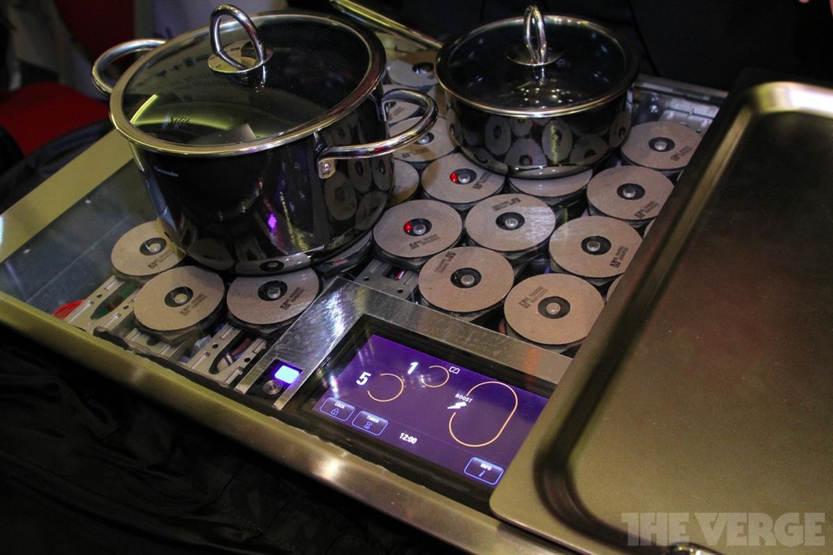 Gallery Photo: Thermidor Freedom auto-sensing induction cooktop hands-on pictures