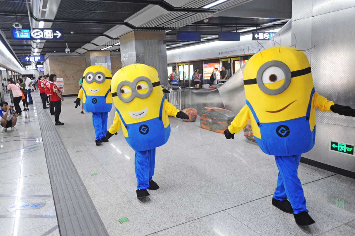 ‘Minions’ Volunteers Advocate Civilized Ride In Wuhan