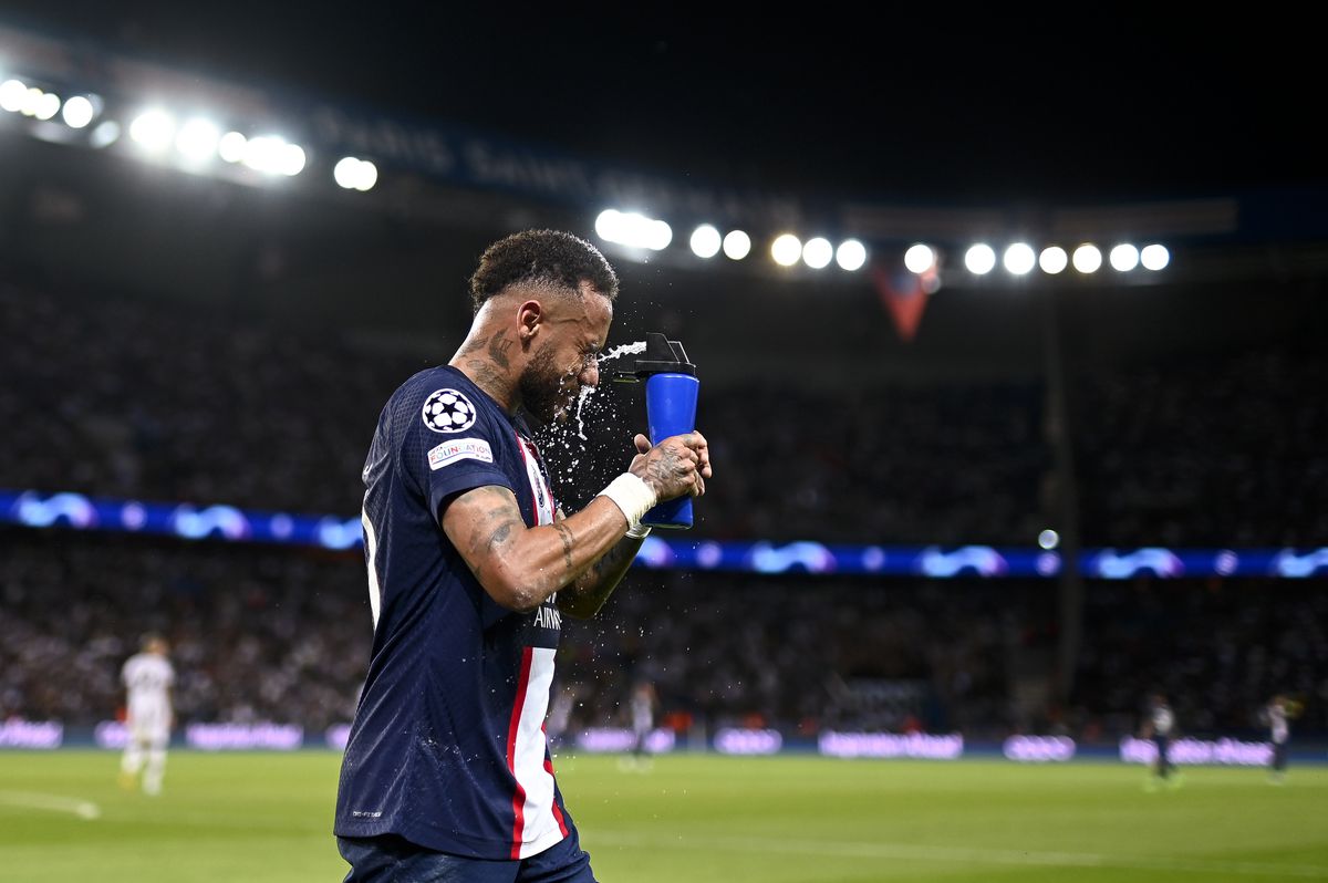Neymar Jr of Paris Saint-Germain FC rinses his head with a...