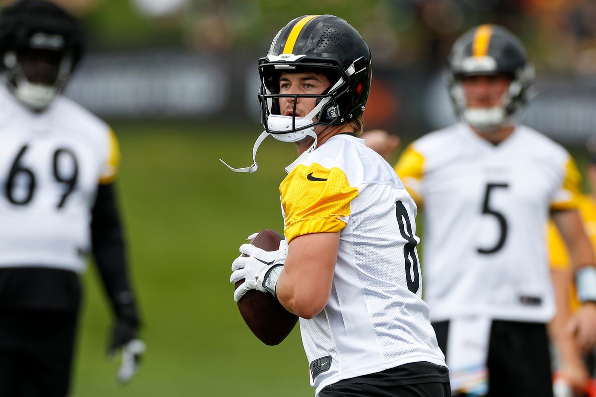 Pittsburgh Steelers quarterback Kenny Pickett (8) looks for an open receiver during a drill in the team’s training camp at Saint Vincent College on July 29, 2023, in Latrobe, PA.