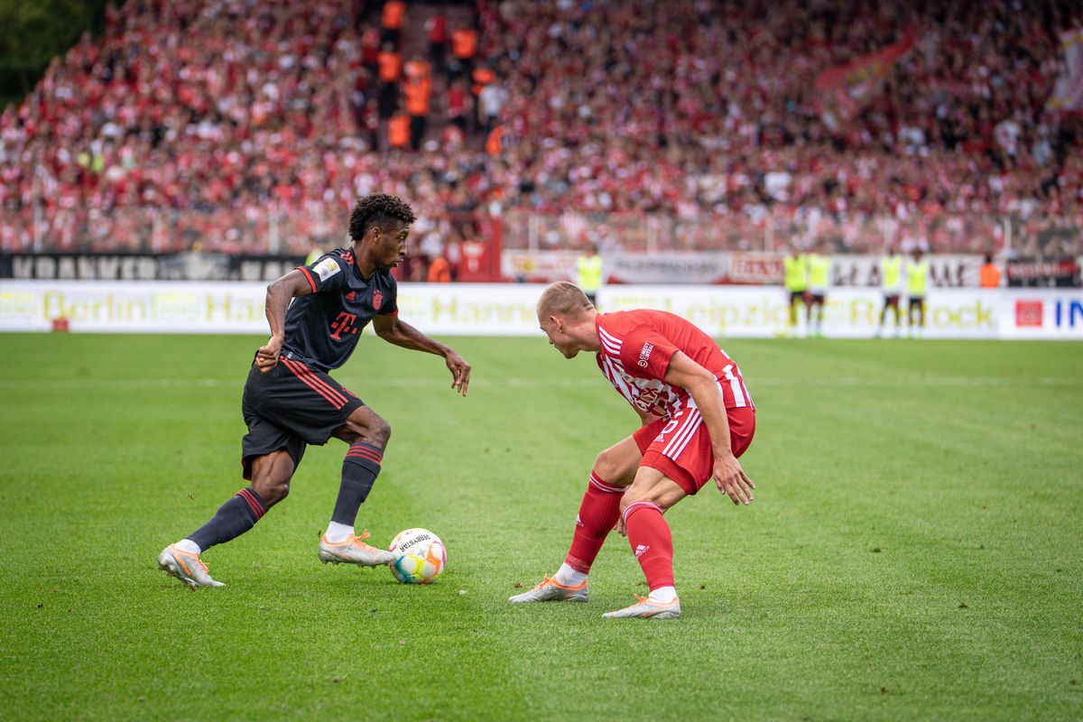 Coman dribbles around his challenger against Union Berlin