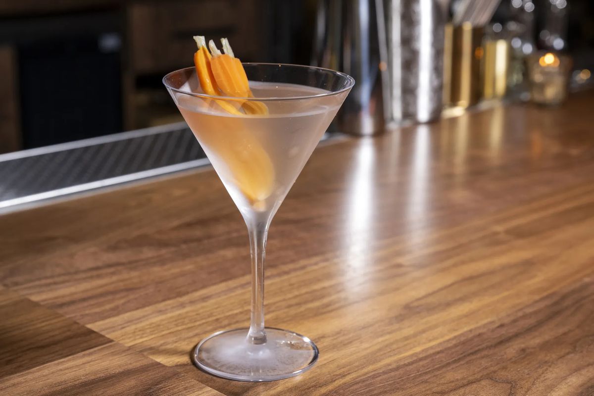 O martini com cenouras baby como guarnição.