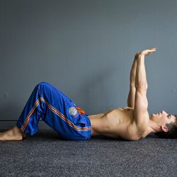 <b>Upper Ab Isolation</b><br>Crunches are a great way to work the upper abs that you associate with a six pack.<br> 
Step 1:<br>
To begin this subtle crunch, lie on your back. Keep your arms straight and form a diamond with your thumbs and forefingers. 