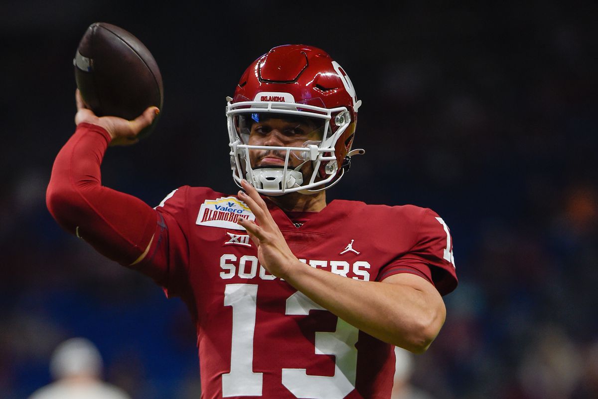 Oklahoma Sooners quarterback Caleb Williams warms up before the football game between the Oregon Ducks and Oklahoma Sooners at the Alamodome on December 29, 2021 in San Antonio, TX.