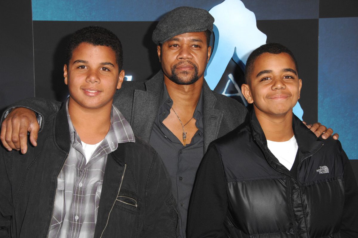 Cuba Gooding Jr resting his hands on his two children at the Avatar premiere