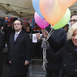 Life for Paris association president Caroline Langlade, right, French President Francois Hollande, center left, and Paris Mayor Anne Hidalgo prepare to release balloons at Paris 11th district town hall, in Paris, France, Sunday, Nov. 13, 2016, during a ceremony held for the victims of last year's Paris attacks which targeted the Bataclan concert hall as well as a series of bars and killed 130 people. 