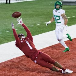 PULLMAN, WA - NOVEMBER 14: Washington State WR Travell Harris (1) goes full extension for a pass that is just out of reach in the final minutes of the first half of the Pac 12 North divisional matchup between the Oregon Ducks and the Washington State Cougars on November 14, 2020, at Martin Stadium in Pullman, WA.