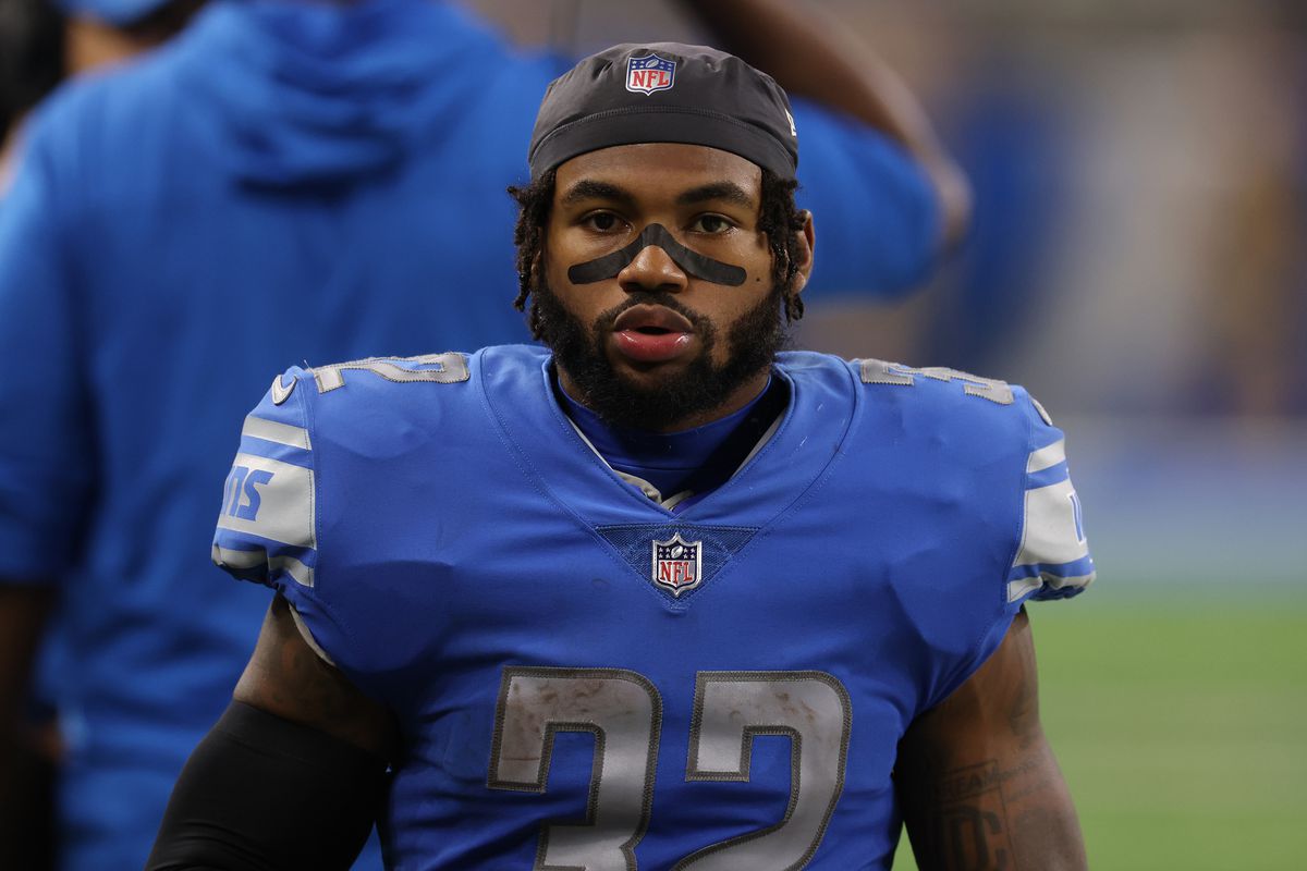 DETROIT, MICHIGAN - SEPTEMBER 18: D’Andre Swift #32 of the Detroit Lions while playing the Washington Commanders at Ford Field on September 18, 2022 in Detroit, Michigan.