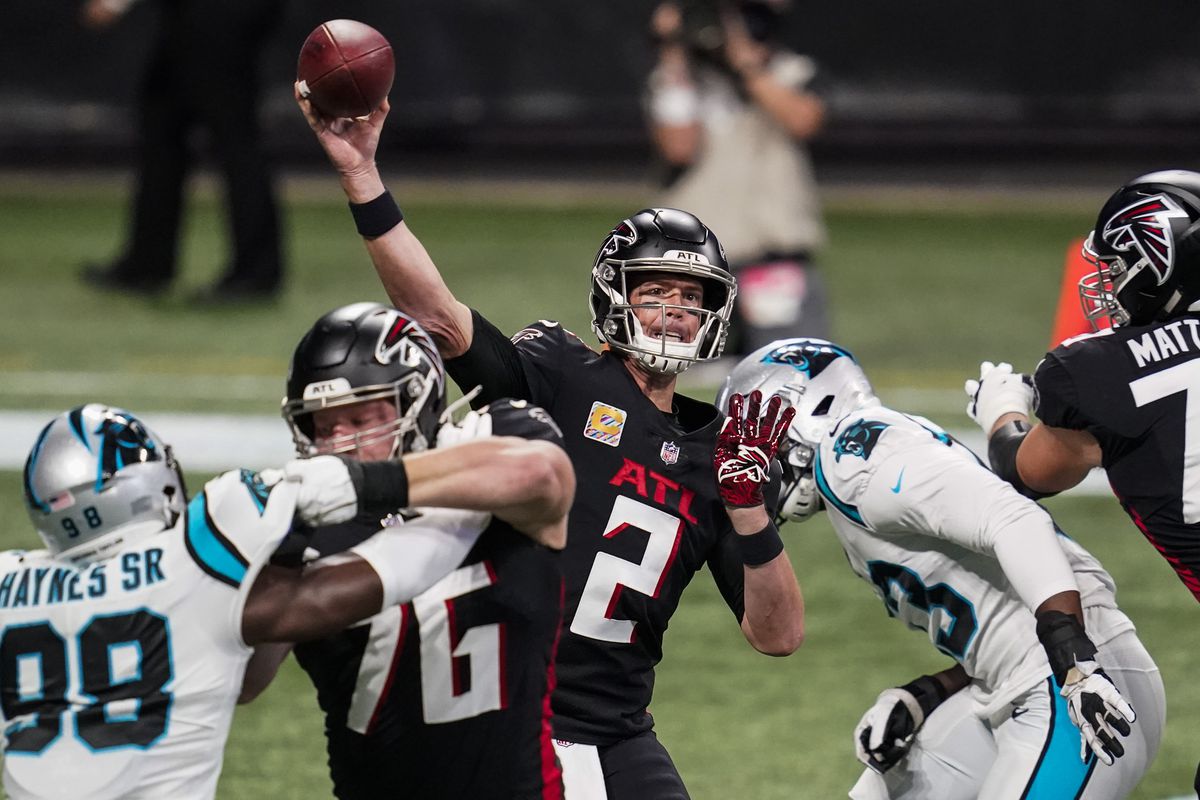 Atlanta Falcons quarterback Matt Ryan passes against the Carolina Panthers during the first quarter at Mercedes-Benz Stadium
