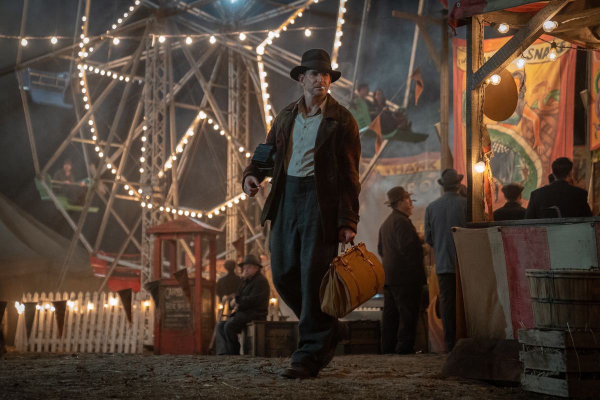 Stan Carlisle arrives at a carnival looking for work in Guillermo del Toro’s Nightmare Alley.