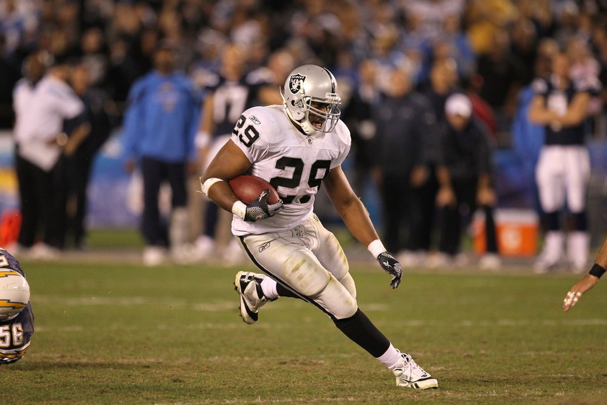 SAN DIEGO, CA - NOVEMBER 10:  Running back Michael Bush #29 of the Oakland Raiders carries the ball against the San Diego Chargers at Qualcomm Stadium on November 10, 2011 in San Diego, California.  (Photo by Stephen Dunn/Getty Images)