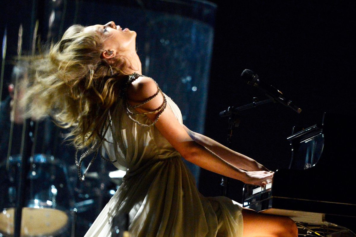 Taylor Swift performs "All to Well" at the 2013 Grammy Awards