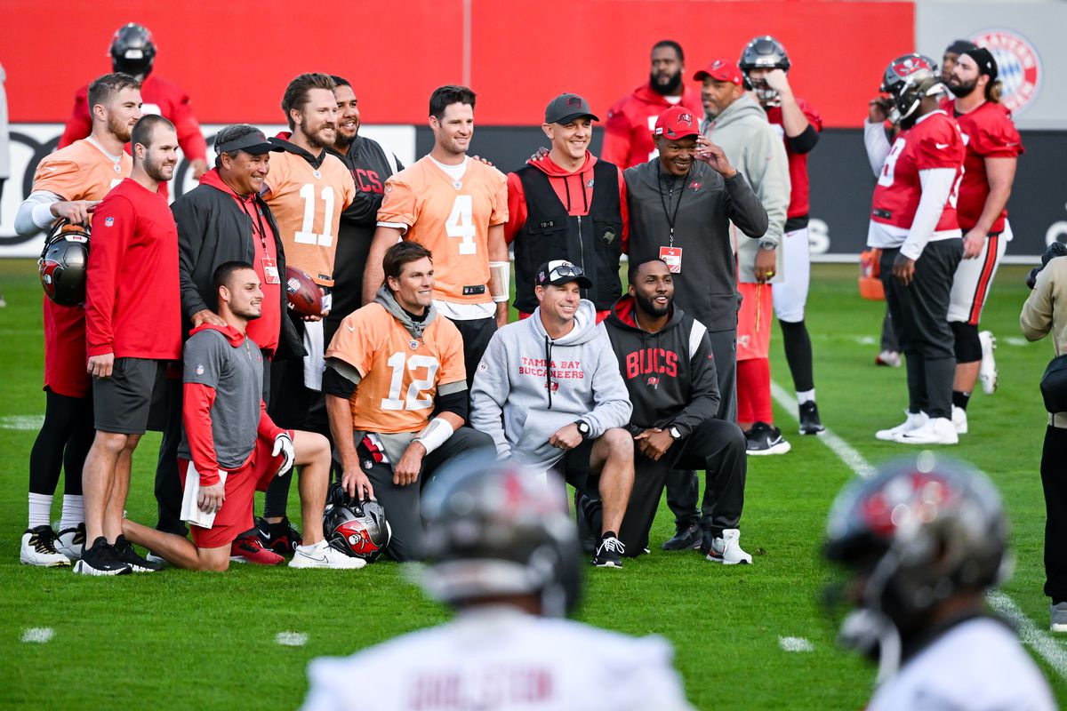 American Football, NFL, Tampa Bay Buccaneers - Seattle Seahawks, Matchday 10, Allianz Arena: Training Tampa Bay Buccaneers. The players with Tom Brady (front 2nd from left) take a photo during practice.