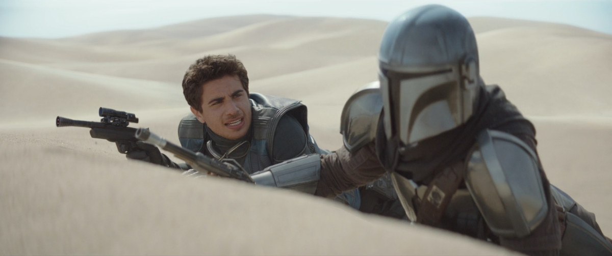 Mando and Toro Calican discuss how to take on a bounty in episode 5 of The Mandalorian