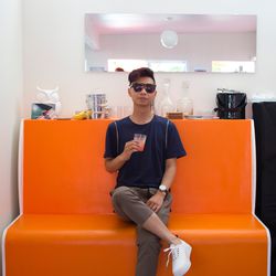 MyBelonging blogger Tommy Lei looking cool in white sneakers.
