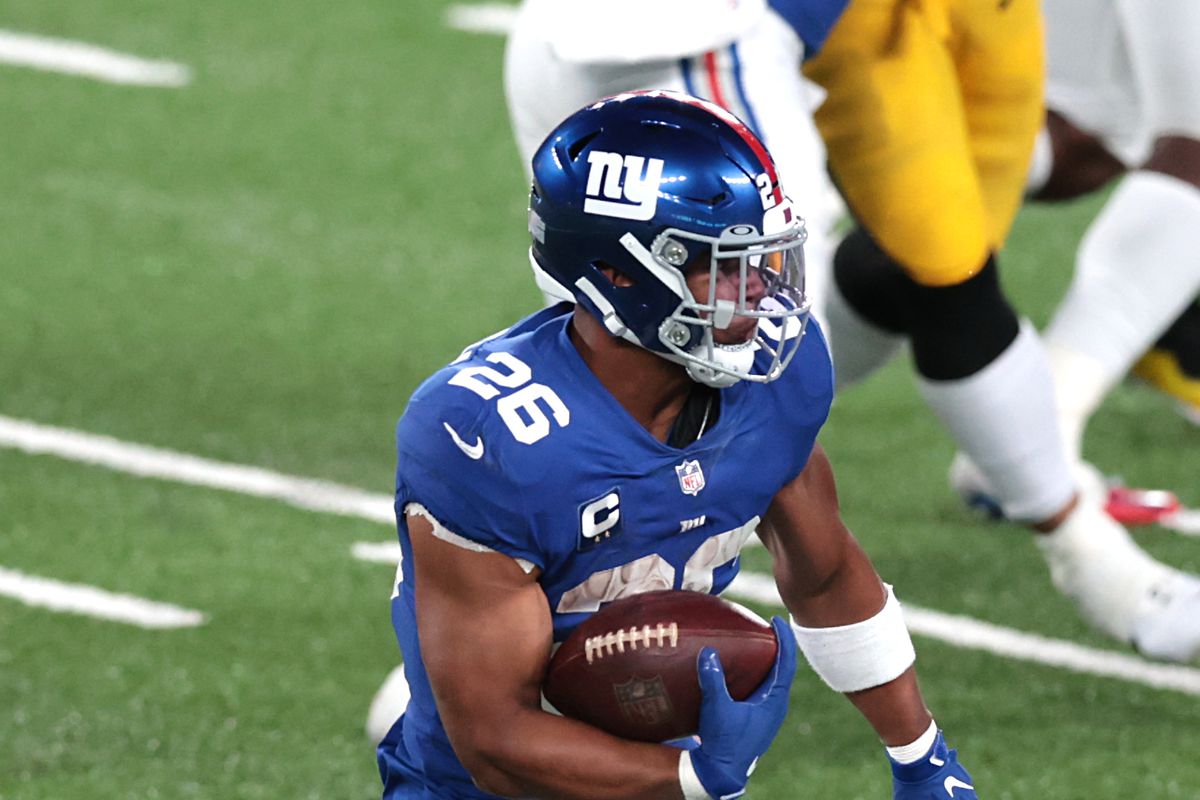 New York Giants running back Saquon Barkley carries the ball against the Pittsburgh Steelers during the second half at MetLife Stadium.