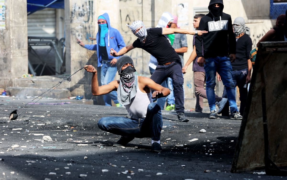palestinians rock throwing