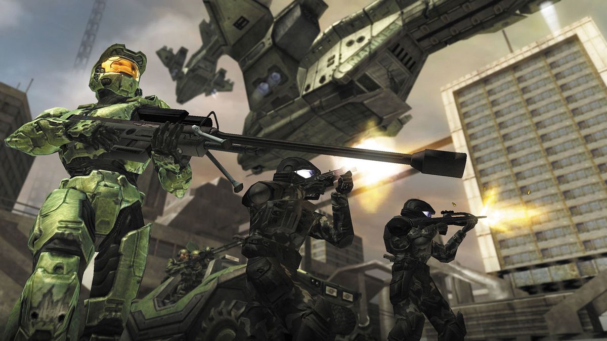 Master Chief fights alongside ODSTs in Halo 2