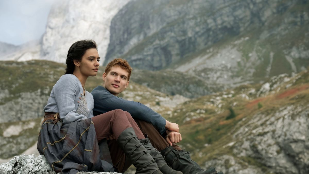 Egwene and Rand from The Wheel of Time sitting on a mountainside
