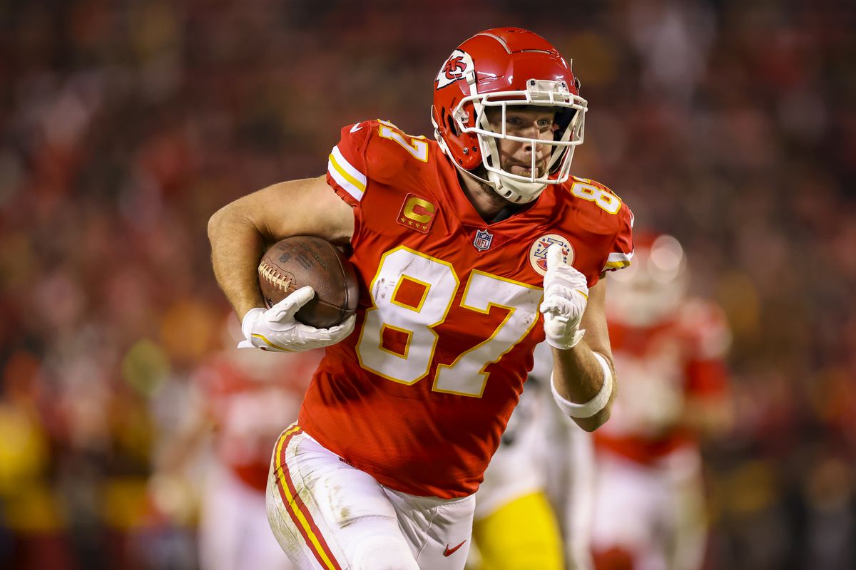 Travis Kelce #87 of the Kansas City Chiefs catches a second quarter pass for a 48-yard touchdown against the Pittsburgh Steelers during the AFC Wild Card Playoff game at Arrowhead Stadium on January 16, 2022 in Kansas City, Missouri.