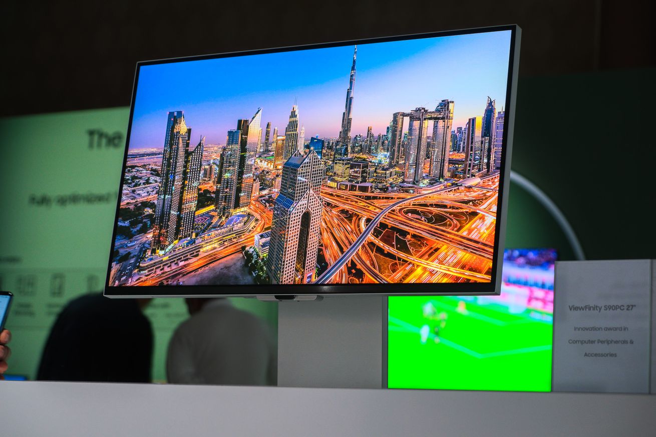 صورة لشاشة ViewFinity S9 من سامسونج في معرض CES 2023.