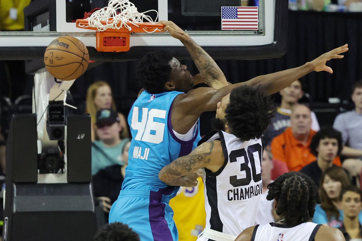 Julian Champagnie dunking over James Nnaji in Summer League game between San Antonio Spurs and Charlotte Hornets