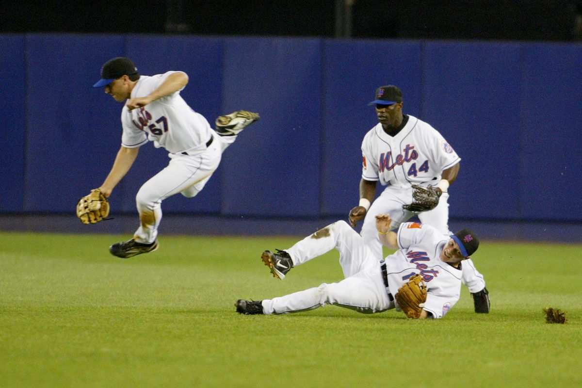 New York Mets’ Eric Valent (left) fields a ball that fell in