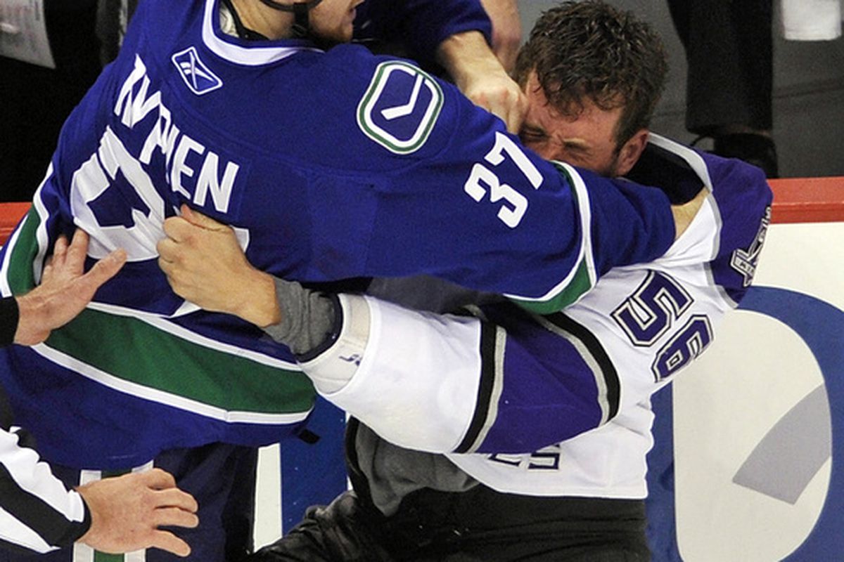 Psst.  Rich Clune?  Agitating... you're doing it wrong.
 (Photo by Rich Lam/Getty Images)