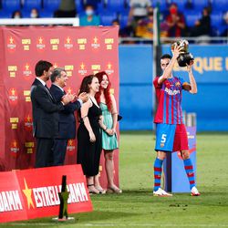 Busquets receives the trophy