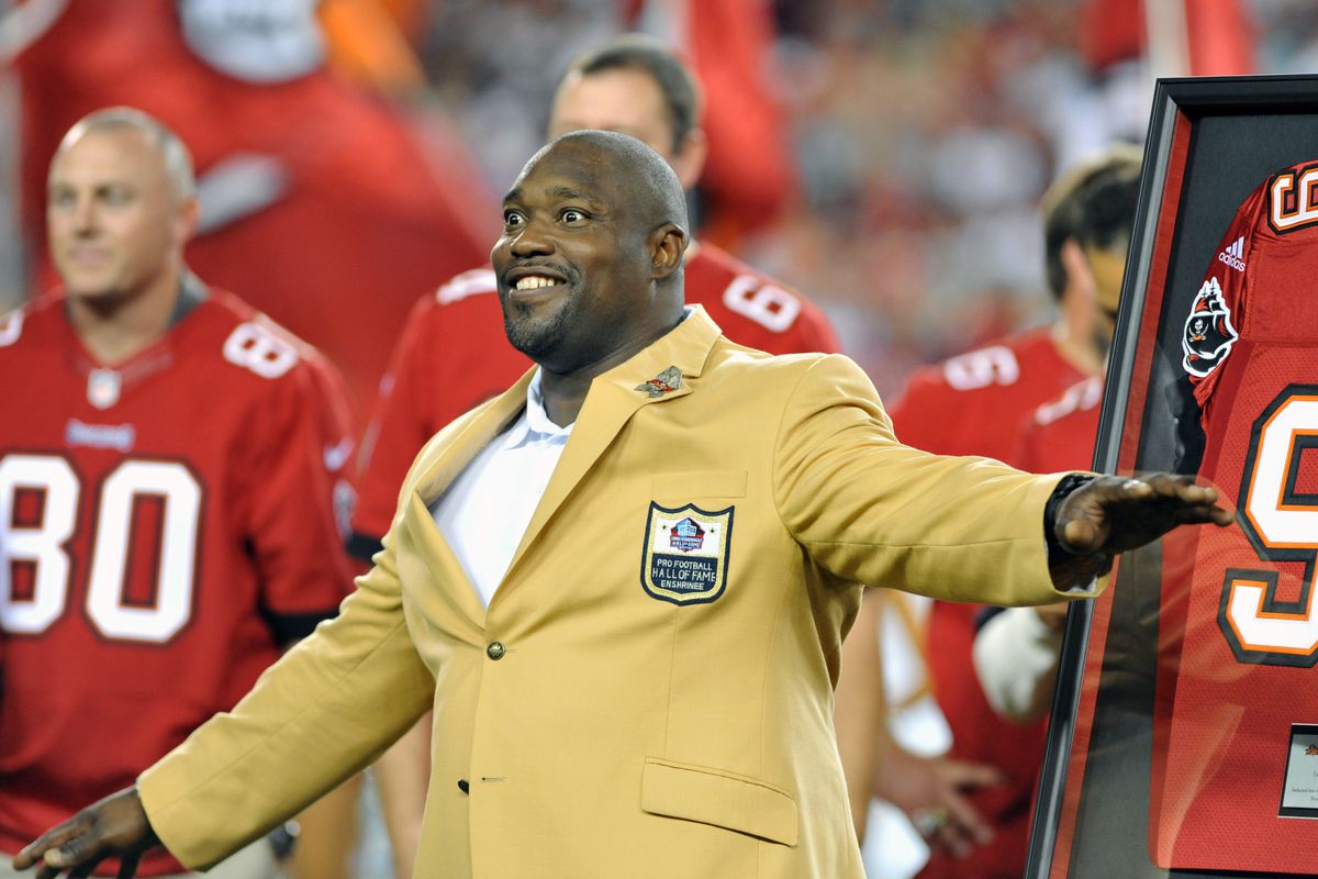 Warren Sapp receives his NFL Hall of Fame ring from the Buccaneers.