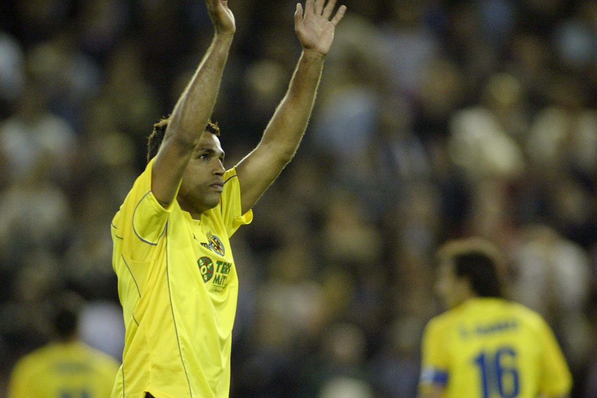 Villarreal’s Sonny Anderson waves to sup