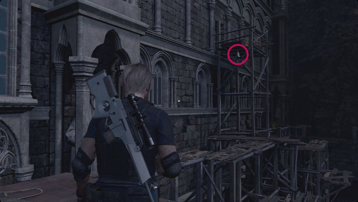 Resident Evil 4&nbsp;remake&nbsp;Leon on the scaffolding around the Clock Tower with a lantern highlighted