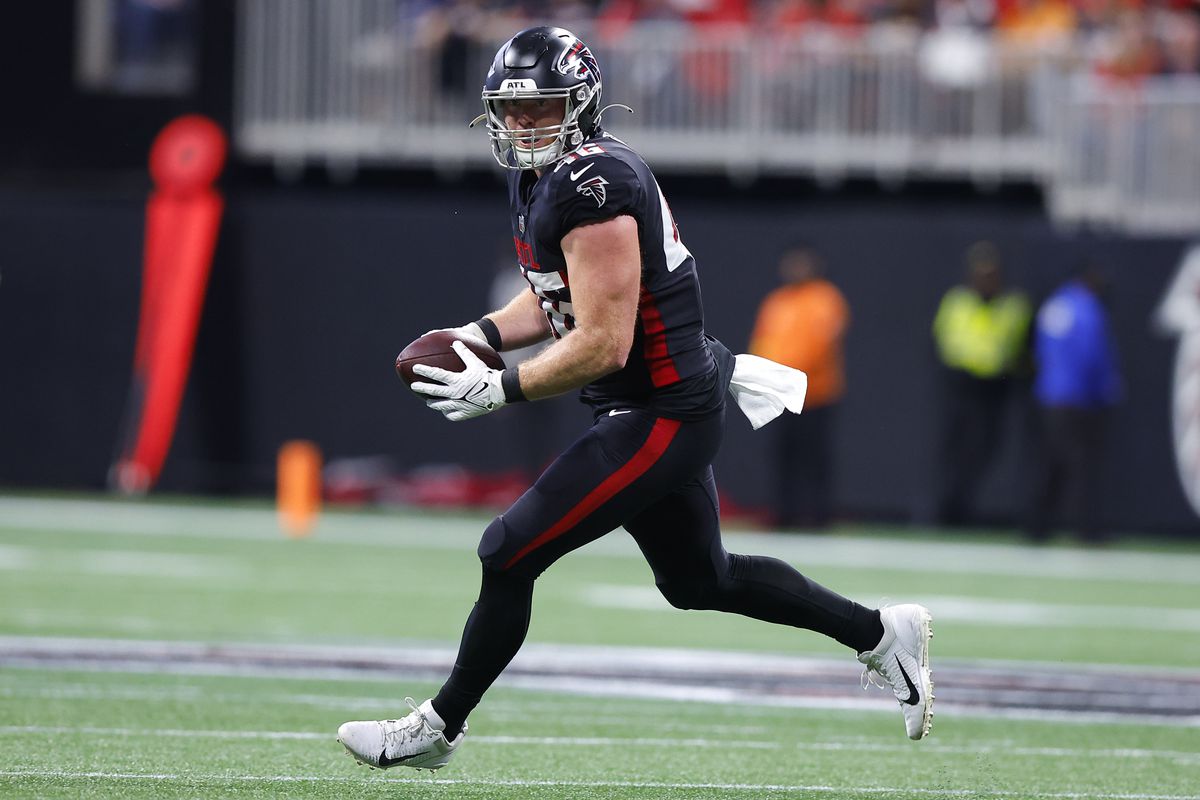 Parker Hesse #46 of the Atlanta Falcons makes a reception and turns upfield during the second half against the Tampa Bay Buccaneers at Mercedes-Benz Stadium on January 8, 2023 in Atlanta, Georgia.