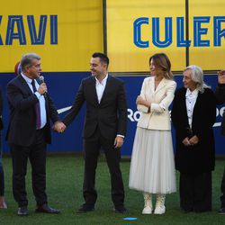 Xavi poses with Laporta and family members.