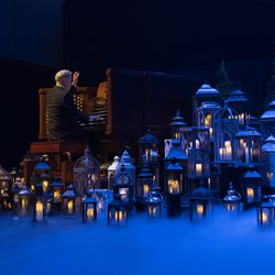 Organist Richard Elliott performs during “20 Years of Christmas with the Tabernacle Choir,” a special two-hour anniversary retrospective program that premieres on PBS stations on Monday, Dec. 13.