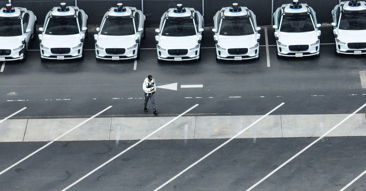 You are currently viewing Cruise lays off nearly a quarter of the company after grounding its robotaxi fleet – The Verge