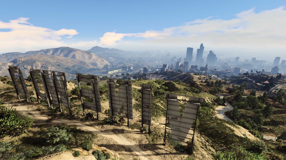 Výhled na Los Santos zpoza nápisu Vinewood v Grand Theft Auto 5