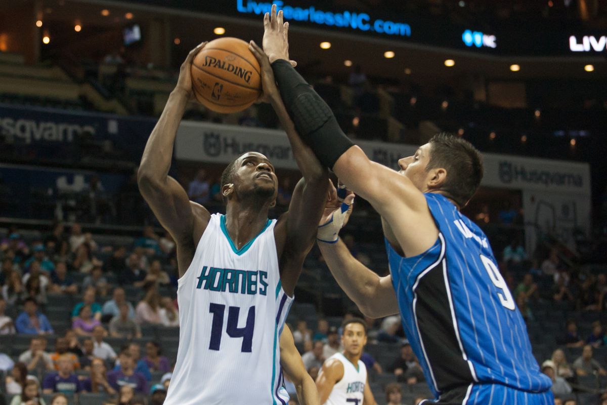 Kidd-Gilchrist drawing the contact against Vucevic
