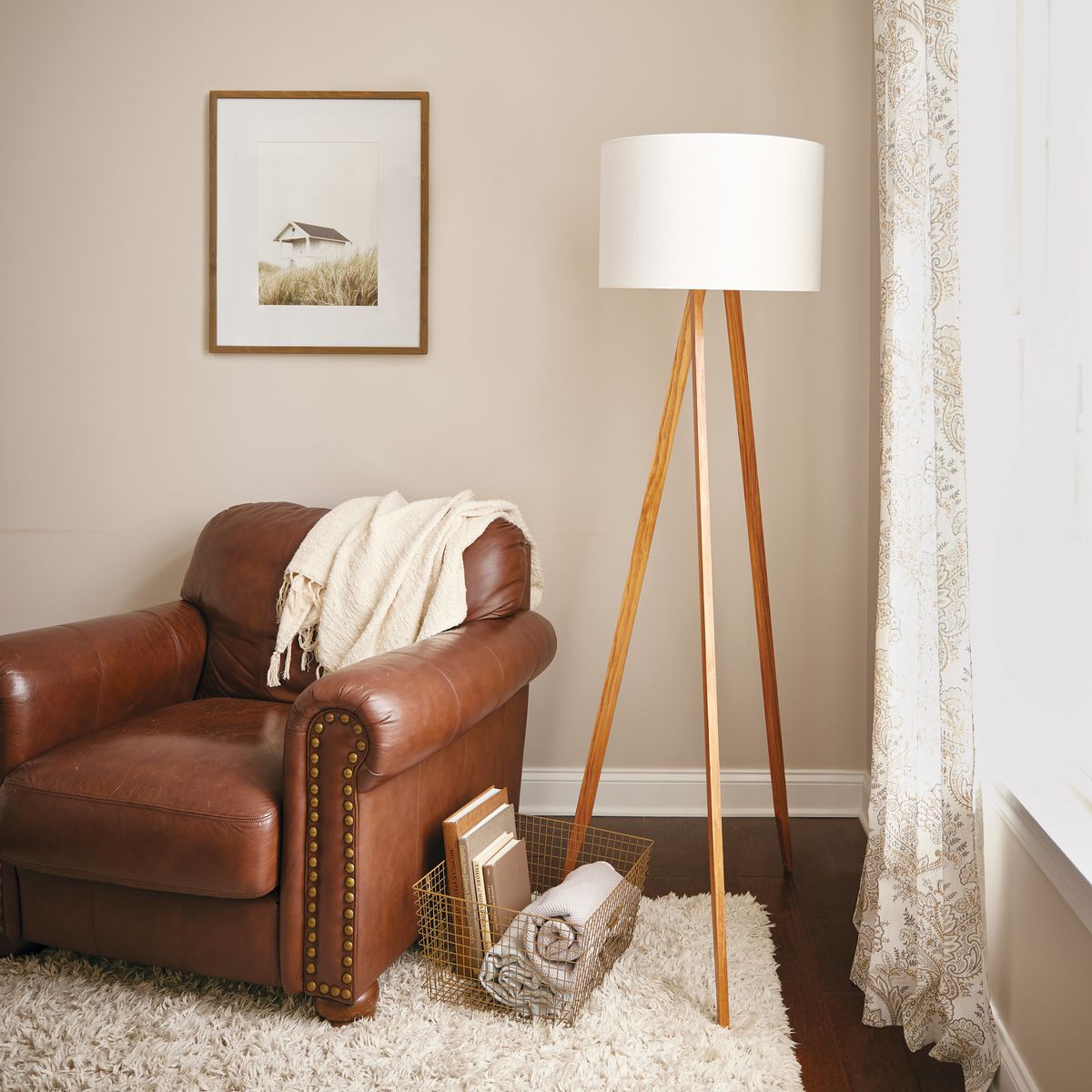 Tripod lamp in livingroom 