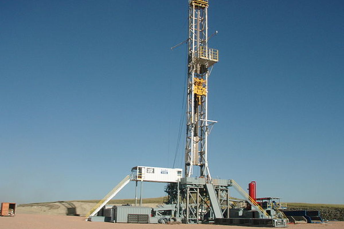 oil derrick (wikimedia)